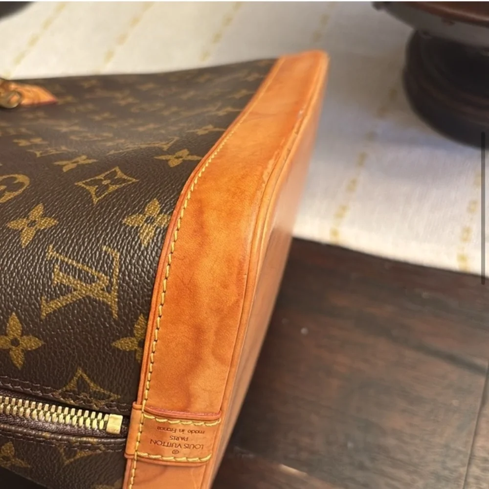 Louis Vuitton AlmaMonogram Handbag